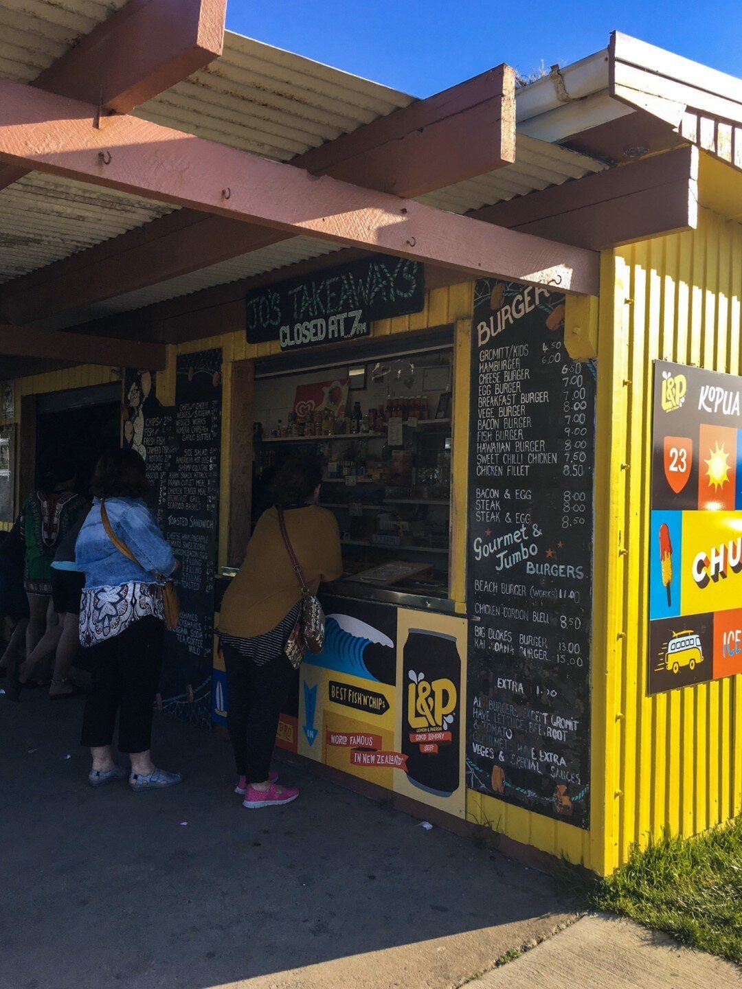 aucklands-best-weekend-getaways-raglan-beach-fish-and-chip-shop