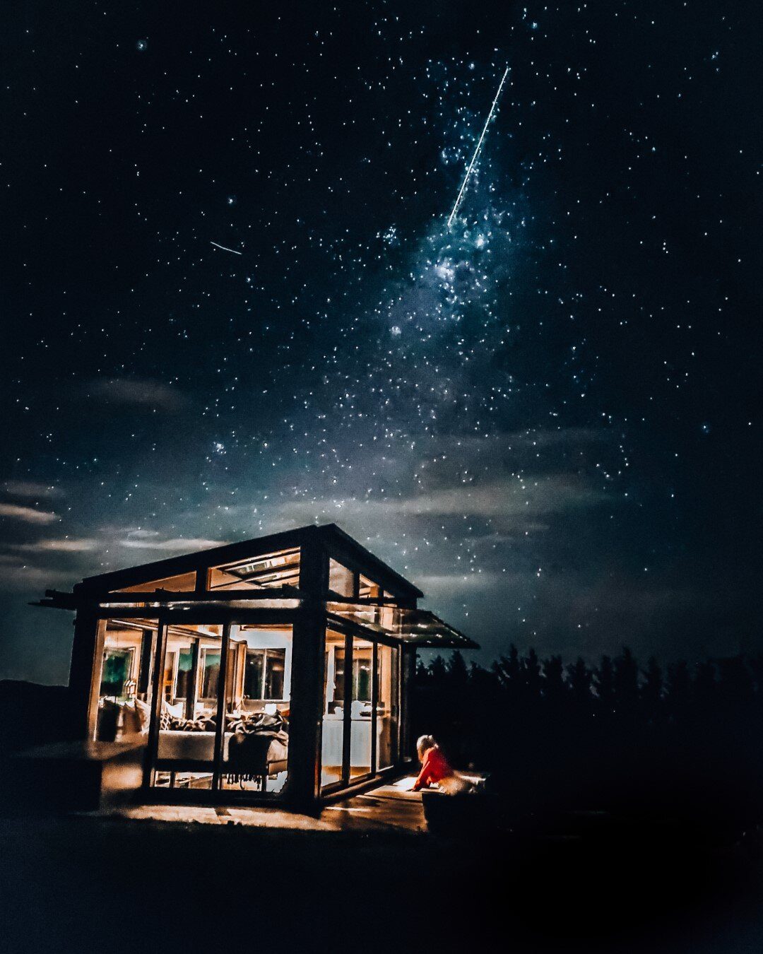 aucklands-best-weekend-getaways-greystone-waipara-purepods-glass-cabin-at-night-milky-way