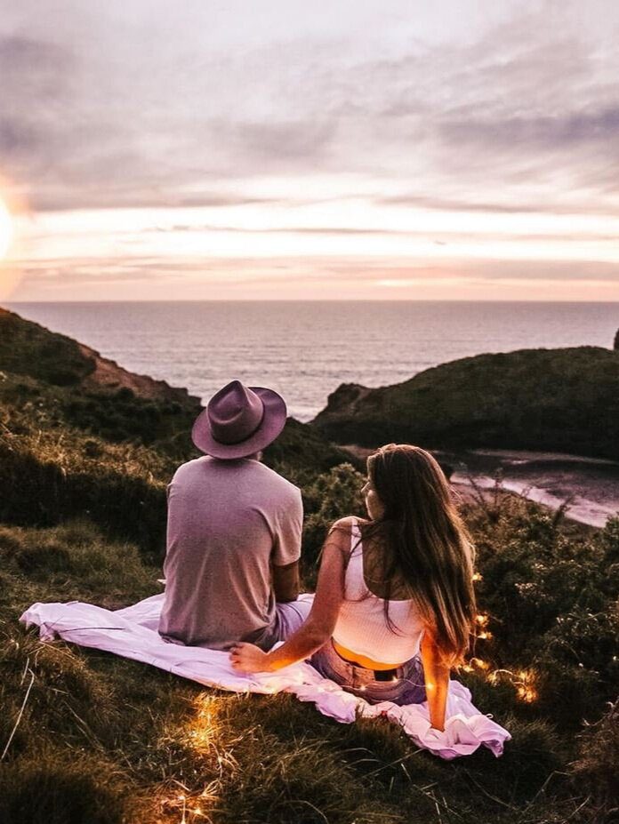 aucklands-best-weekend-getaways-piha-beach-waitakere-romantic-evening-couple